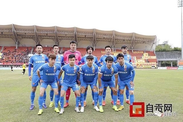 凌晨河南信阳一豪车坠河，事故后救援情况引关注